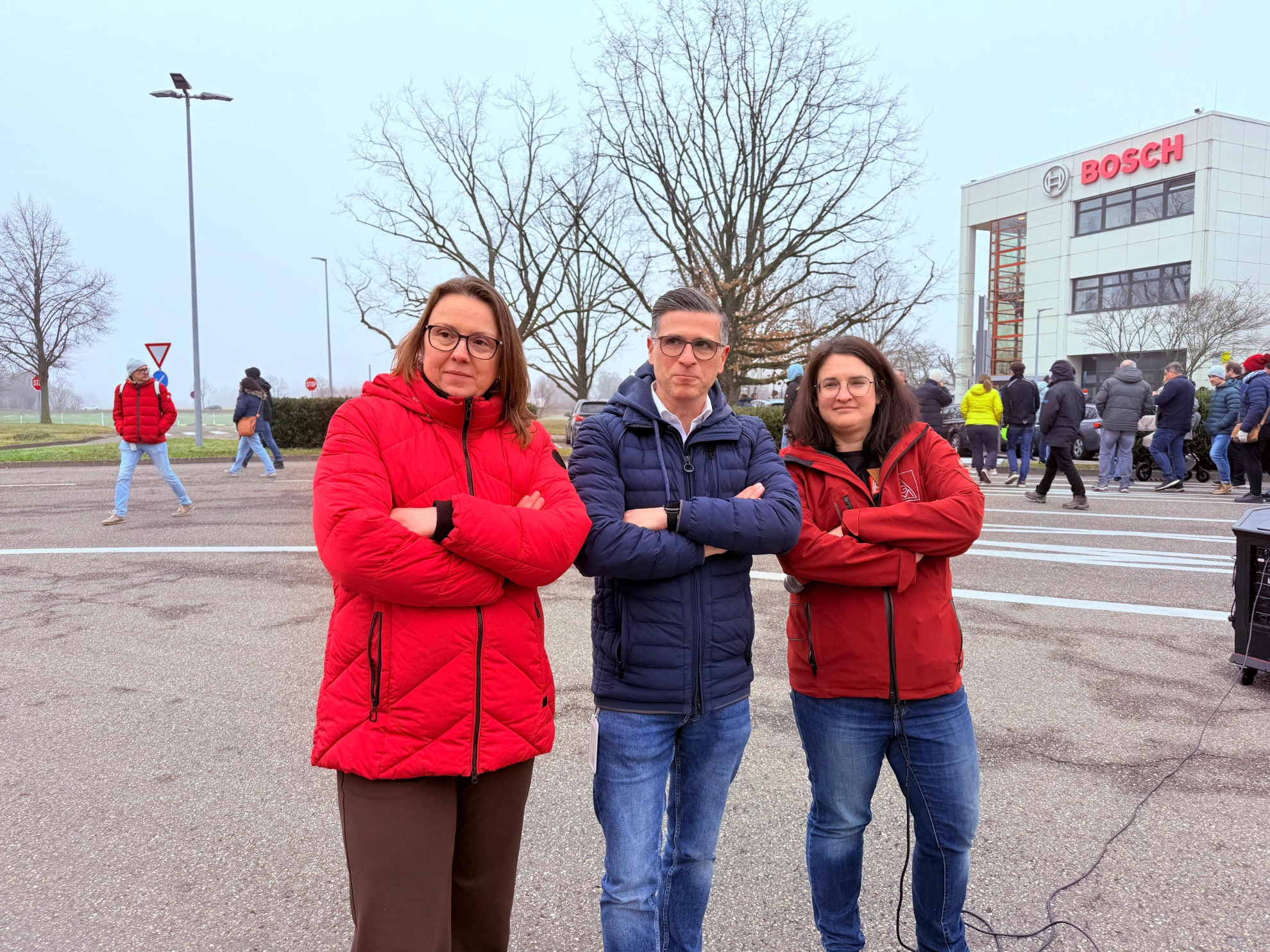 Katja Wüsten, Leiterin der Vertrauensleute;  Francesco Tramonti, Betriebsratsvorsitzender; Katrin Mayer, Geschäftsführerin der IG Metall Offenburg (von links nach rechts)