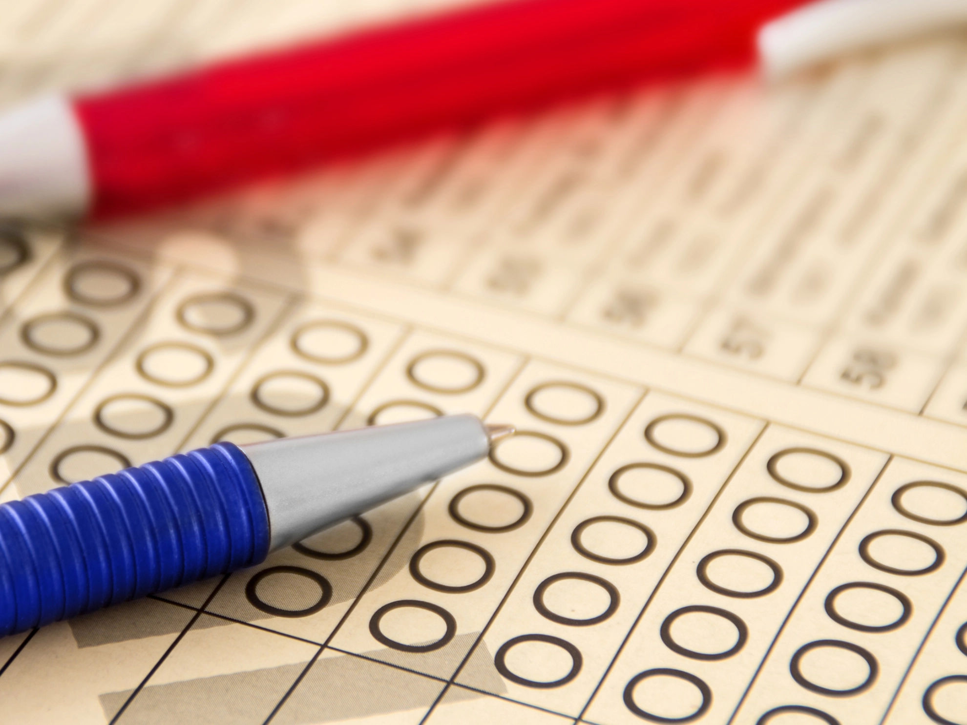 Auf einem Wahlzettel liegende Kugelschreiber