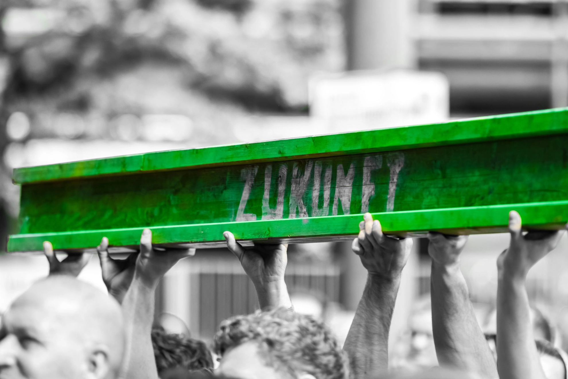 Beschäftigte von Thyssenkrupp halten bei einer Protestdemo in Duisburg einen Balken mit der Aufschrift Zukunft hoch.