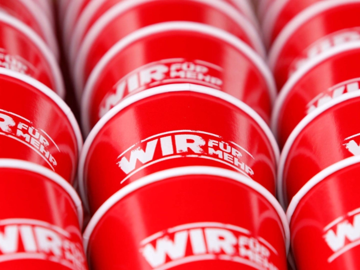 Rote IG Metall-Becher.