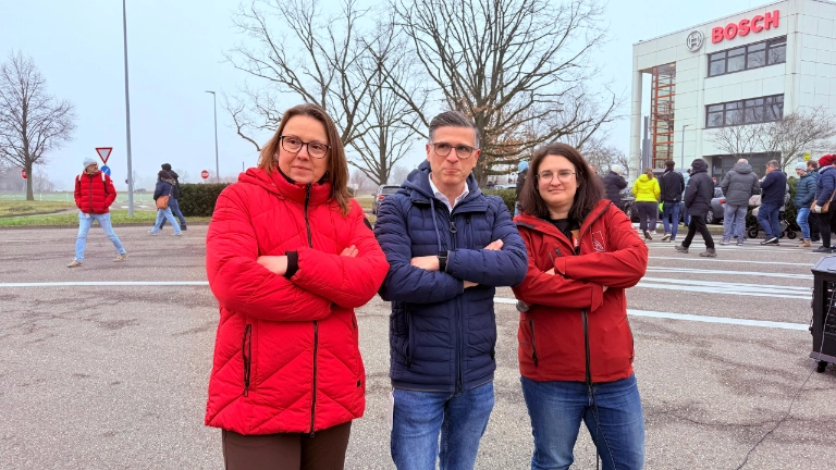 Katja Wüsten, Leiterin der Vertrauensleute;  Francesco Tramonti, Betriebsratsvorsitzender; Katrin Mayer, Geschäftsführerin der IG Metall Offenburg (von links nach rechts)